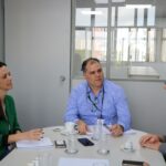 Na imagem há três pessoas reunidas ao entorno de uma mesa oval branca, sendo dois homens e uma mulher. São eles o subsecretário estadual de Meio Ambiente (que está na cabeceira da mesa), a coordenadora de Fauna Silvestre, e o presidente do CRMV-SP.