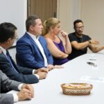 Na foto aparecem dois representantes do CRMV-SP, dois vereadores e o diretor do DBEA, o qual está falando e gesticulando. São quatro homem e uma mulher.