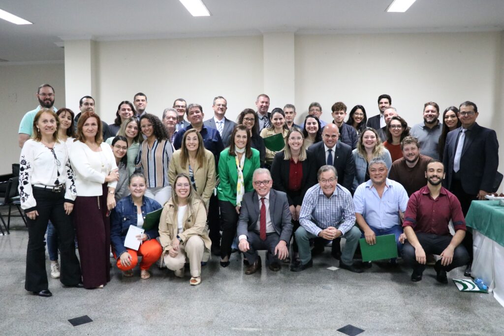 Profissionais presentes ao CRMV-SP Escuta Araçatuba posam todos juntos. Alguns de pé e outros agachados, eles se amontoam sorrindo juntos para a foto ao final do evento.