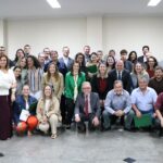Profissionais presentes ao CRMV-SP Escuta Araçatuba posam todos juntos. Alguns de pé e outros agachados, eles se amontoam sorrindo juntos para a foto ao final do evento.