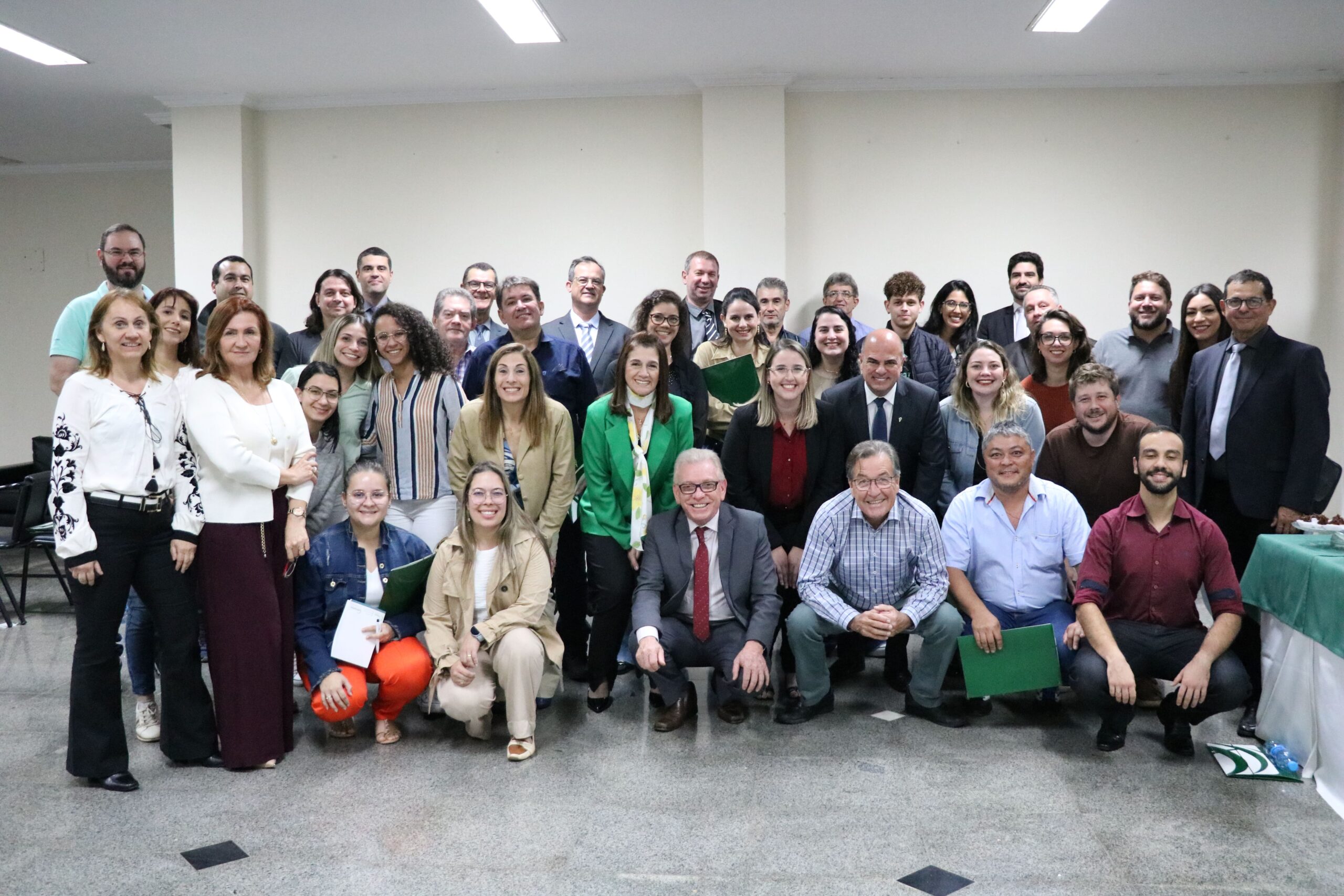 Profissionais presentes ao CRMV-SP Escuta Araçatuba posam todos juntos. Alguns de pé e outros agachados, eles se amontoam sorrindo juntos para a foto ao final do evento.