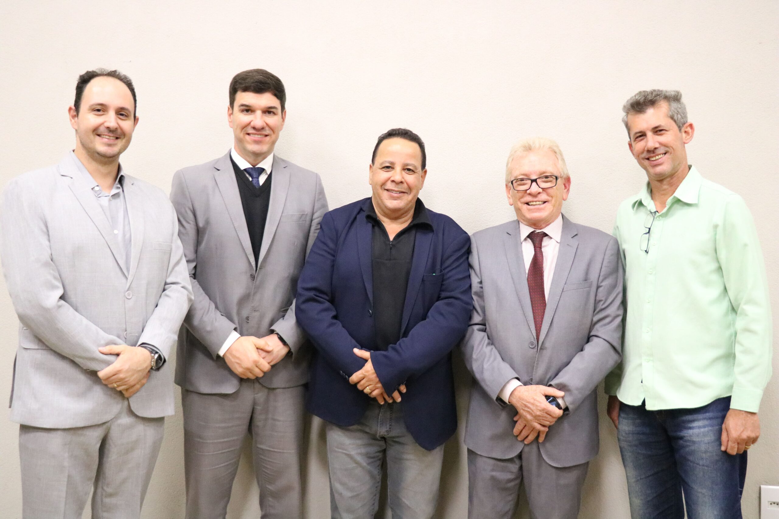 Na foto estão quatro representantes da associação de Araras e o presidente do CRMV-SP.