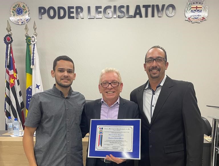 Na foto, o presidente do CRMV_SP posa com o quadro do título de cidadão benevolente tendo de um lado médico-veterinário da região e do outro o vereador proponente do decreto e também médico-veterinário. Ao fundo a parede com os brasões da república e do município, bem como os dizeres "Poder Legislativo" grafados. É possível ver também as bandeiras do estado de São paulo, do Brasil e de Sebastianópolis do Sul.