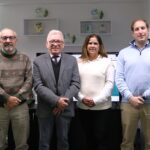 Na foto há três homens e uma mulher. Estão todos de pé, posados lado a lado e olhando para a câmera. Tratam-se de representantes do CRMV-SP e da Associação de Médicos-veterinários de Osasco e Região.