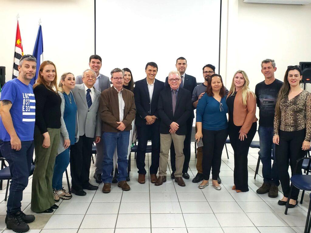 Na foto estão os representantes do CRMV-SP, da Ammvet, e da secretária de Bem-estar Animal de Mogi Guaçu. Todos estão de pé, posados lado a lado e sorrindo. Há um total de 15 pessoas, sendo seis mulheres.