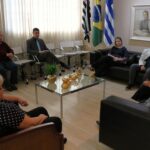 Na foto aparecem cinco pessoas, sendo três mulheres, sentadas em sofás de cor preta. Também há três homens sentados em cadeiras brancas ao fundo da sala. Trata-se da comitiva do CRMV-SP em encontro com a presidente da Câmara de Vereadores de Araçatuba, em seu Gabinete. Na sala há ainda uma mesa de centro de vidro com elementos decorativos, um quadro na parede com uma mulher lendo um livro, e as bandeiras do estado de São Paulo, do Brasil e do município.