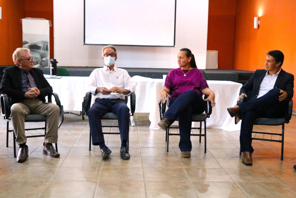 Na foto aparecem sentados em carteiras escolares o presidente do CRMV-SP, o prefeito de Mogi Mirim, a gerente de Bem-estar Animal da cidade, e o presidente da Ammvet. Eles conversam entre si.