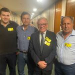 O presidente do CRMV-SP está na foto com prefeito de sua cidade natal e mais duas pessoas.