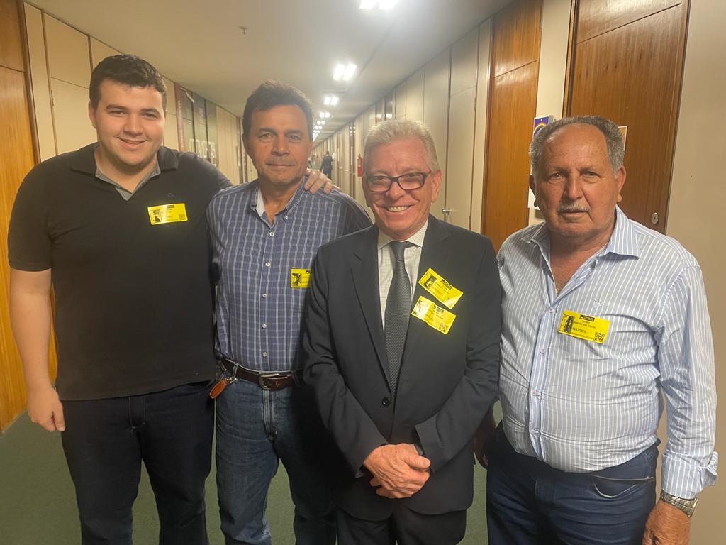 O presidente do CRMV-SP está na foto com prefeito de sua cidade natal e mais duas pessoas.