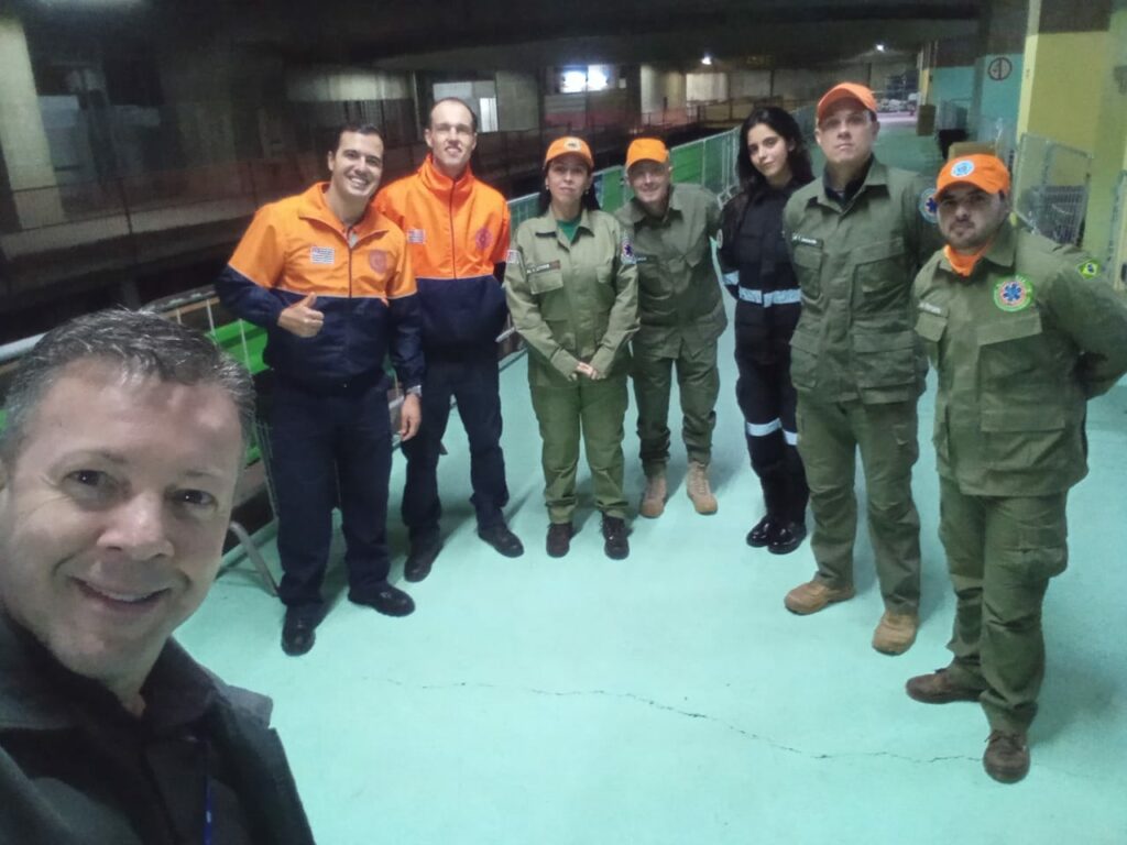 Pessoas membros participam de ação no metrô de São Paulo. Eles posam para a foto.