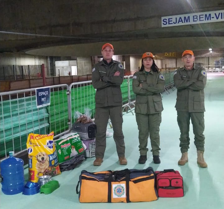 Da esquerda para a direita, os membros da Comissão de Medicina Veterinária de Desastres e Resgate Técnico do CRMV-SP: Leonardo Maggio, Esther Espejo e Cláudio Zago.