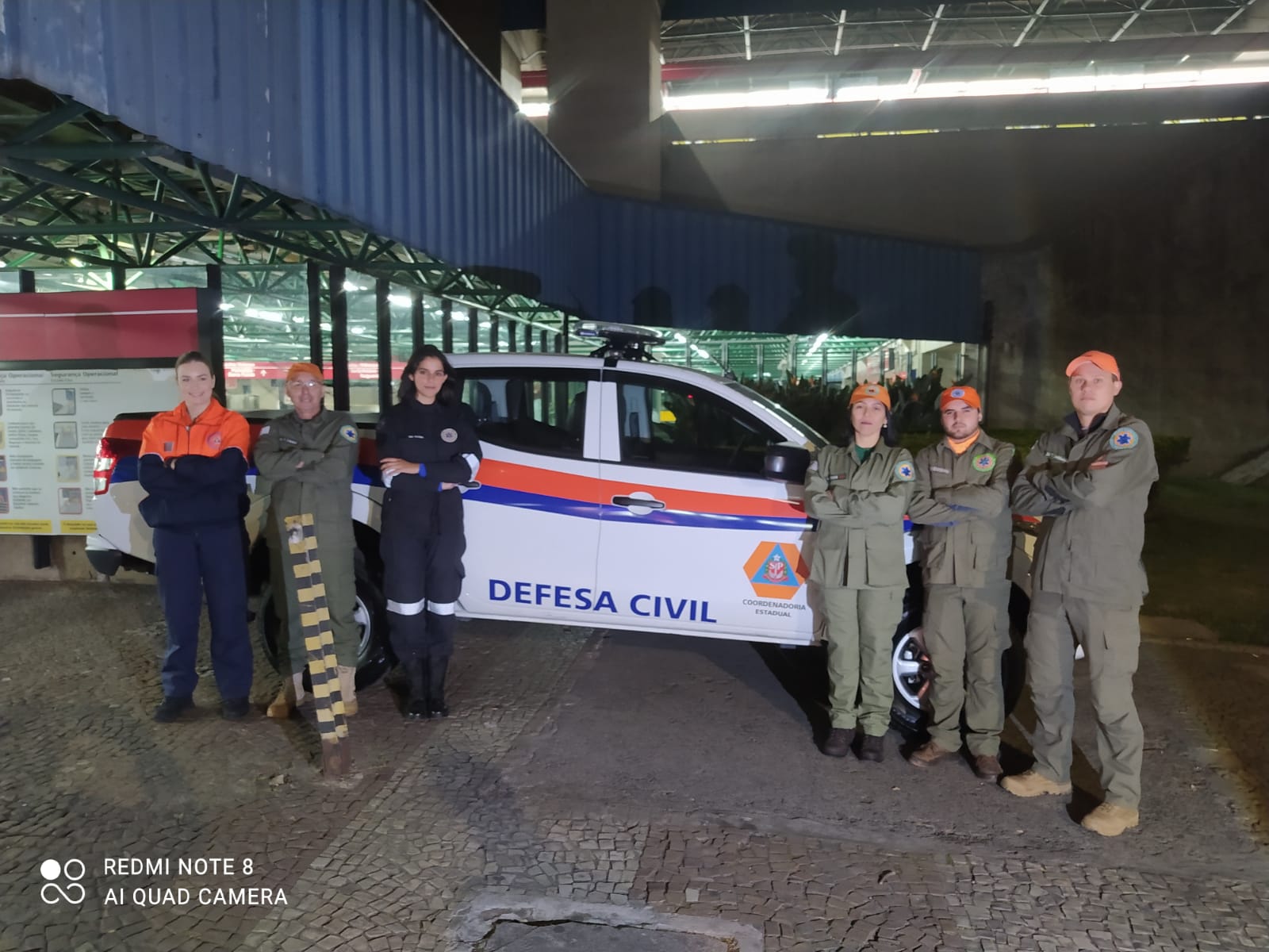 Membros do CRMV-SP, da Defesa Civil do Estado de São Paulo, e estudantes de Medicina Veterinária durante ação na estação de metrô Dom Pedro II.