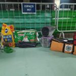 Rações e equipamentos no chão.