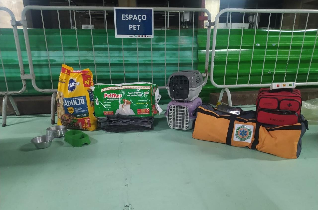 Rações e equipamentos no chão.