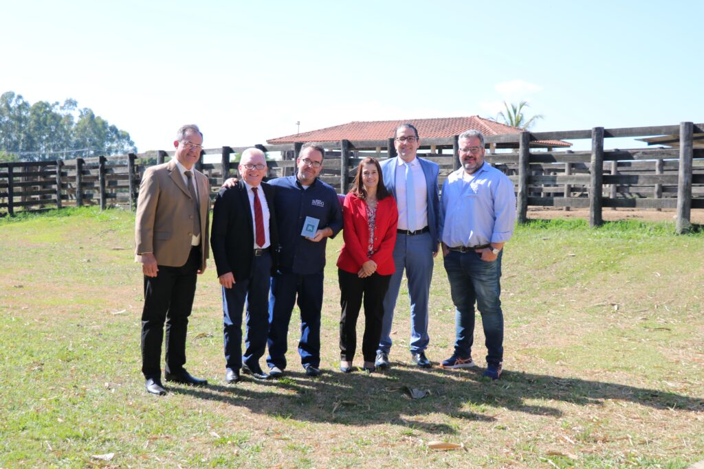 Na foto, da esquerda para a direita, estão o representante regional, Renato Murta, o presidente do CRMV-SP, Odemilson Donizete Mossero, o diretor técnico do CTA, Fábio André Ferreira Custódio, a tesoureira do Conselho, Rosemary Viola Bosch, o conselheiro, Felipe Consentini, e o diretor administrativo do empreendimento, Paulo Custódio.