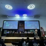 Imagem mostra palco com os principais participantes da Conferência Anual da Associação Brasileira de Veterinários de Equídeos