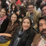 Na foto há sete pessoas, sendo três mulheres e quatro homens no auditório da 17º Conferência Nacional de Saúde. Estão sentados, em duas fileiras, posando para foto.