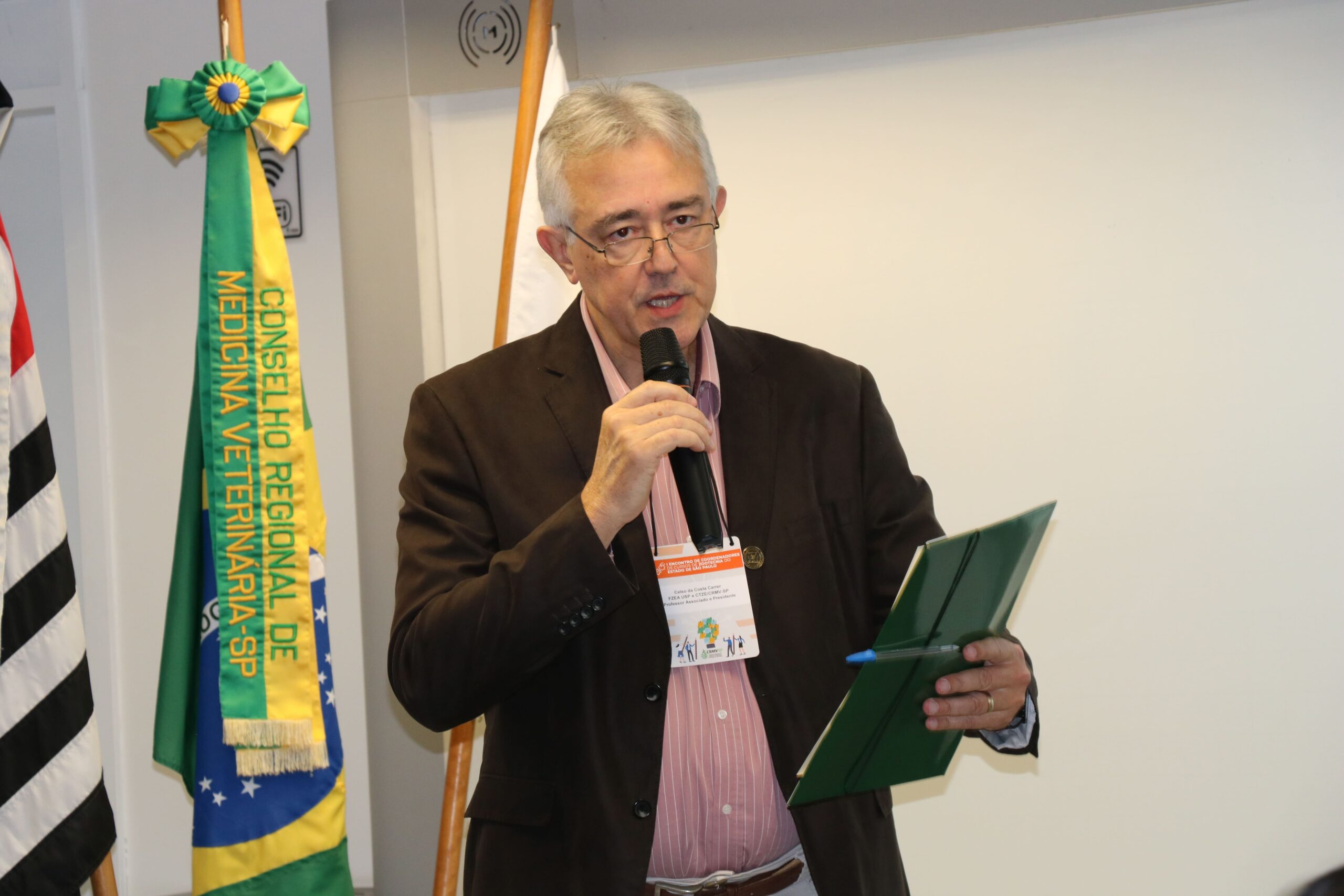 Imagem mostra o presidente da Comissão Técnica de Zootecnia e Ensino do CRMV-SP, Celso da Costa Carrer.