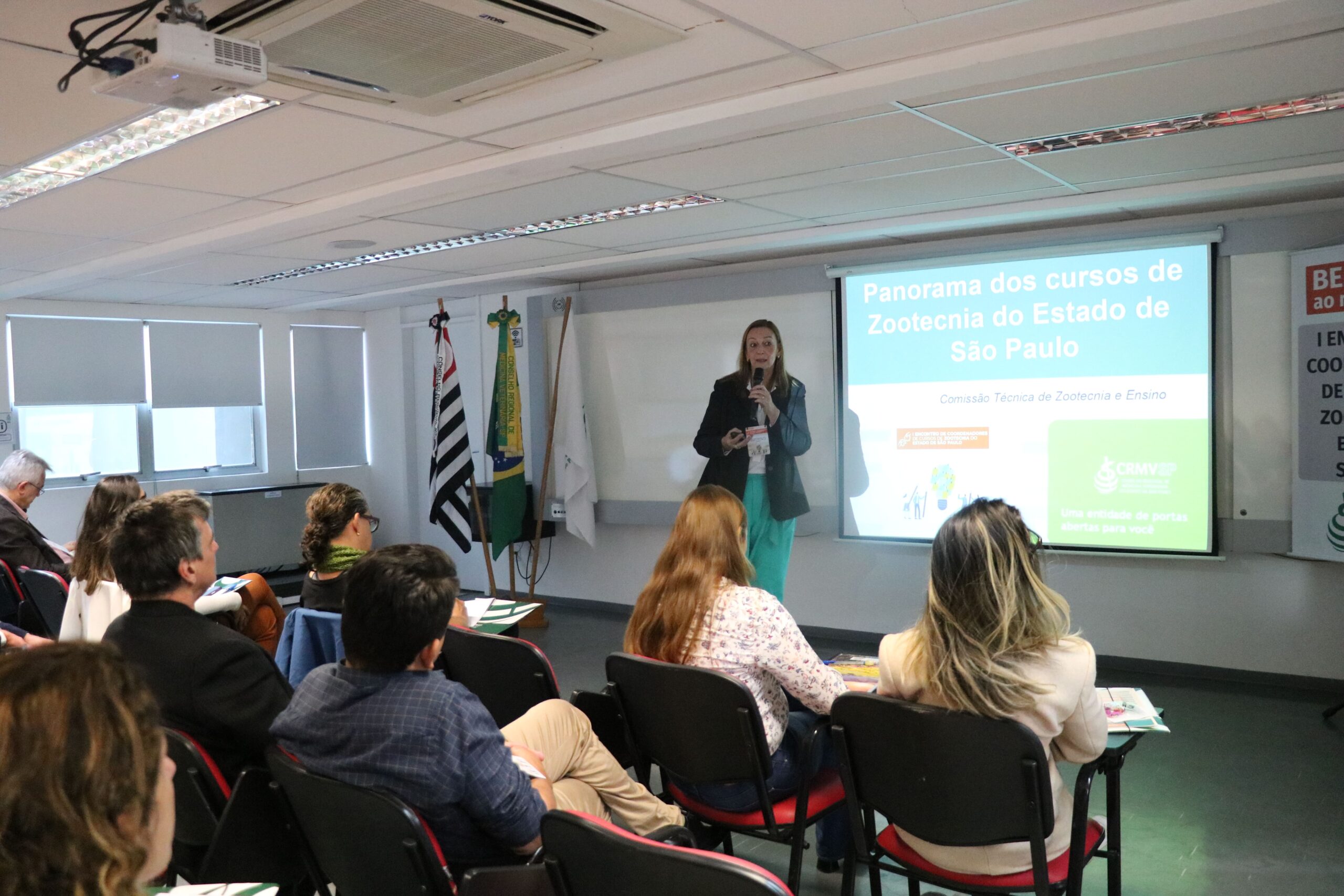 Imagem mostra Célia Regina Orlandelli Carrer, integrante da Comissão Técnica de Zootecnia e Ensino do CRMV-SP.