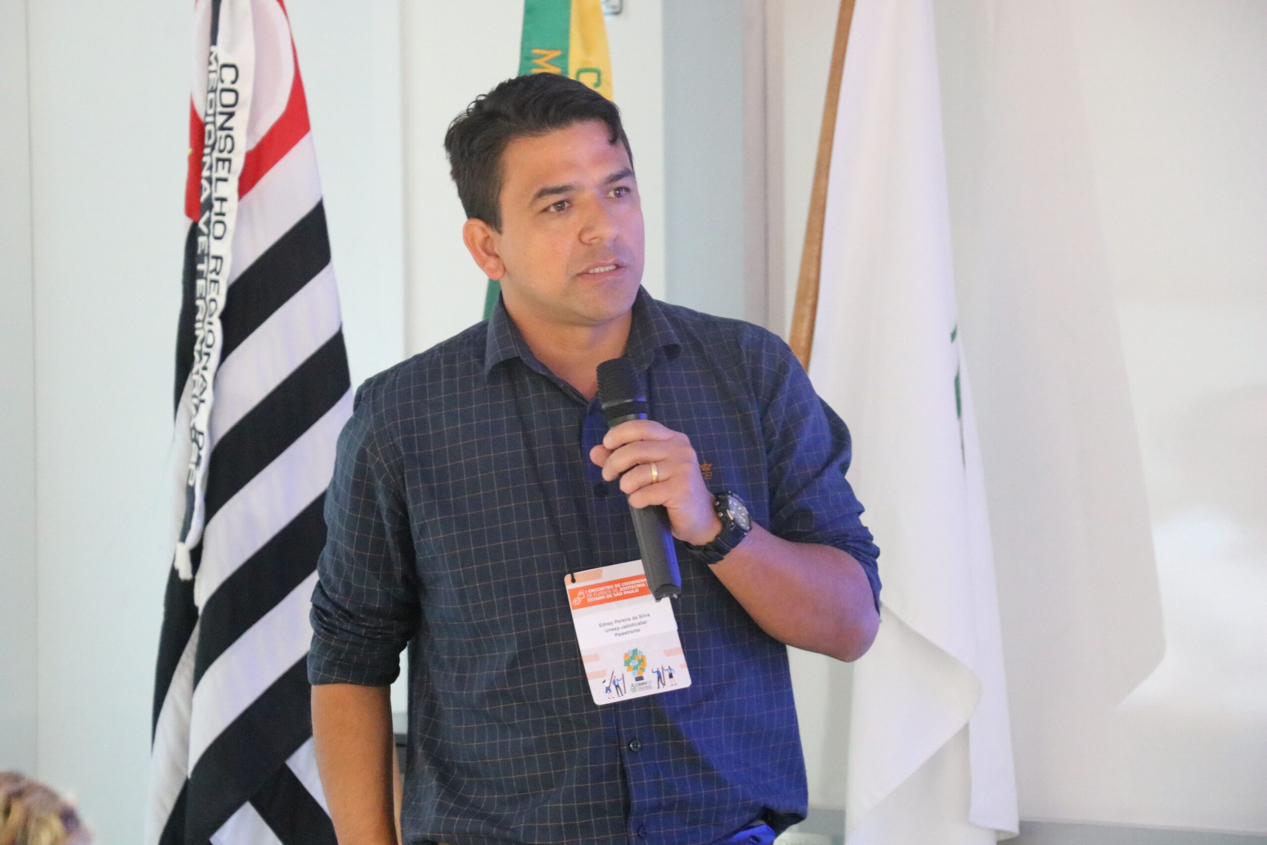 Imagem mostra o chefe do departamento de zootecnia da FCAV/Unesp, campus Jaboticabal, Edney Pereira da Silva.