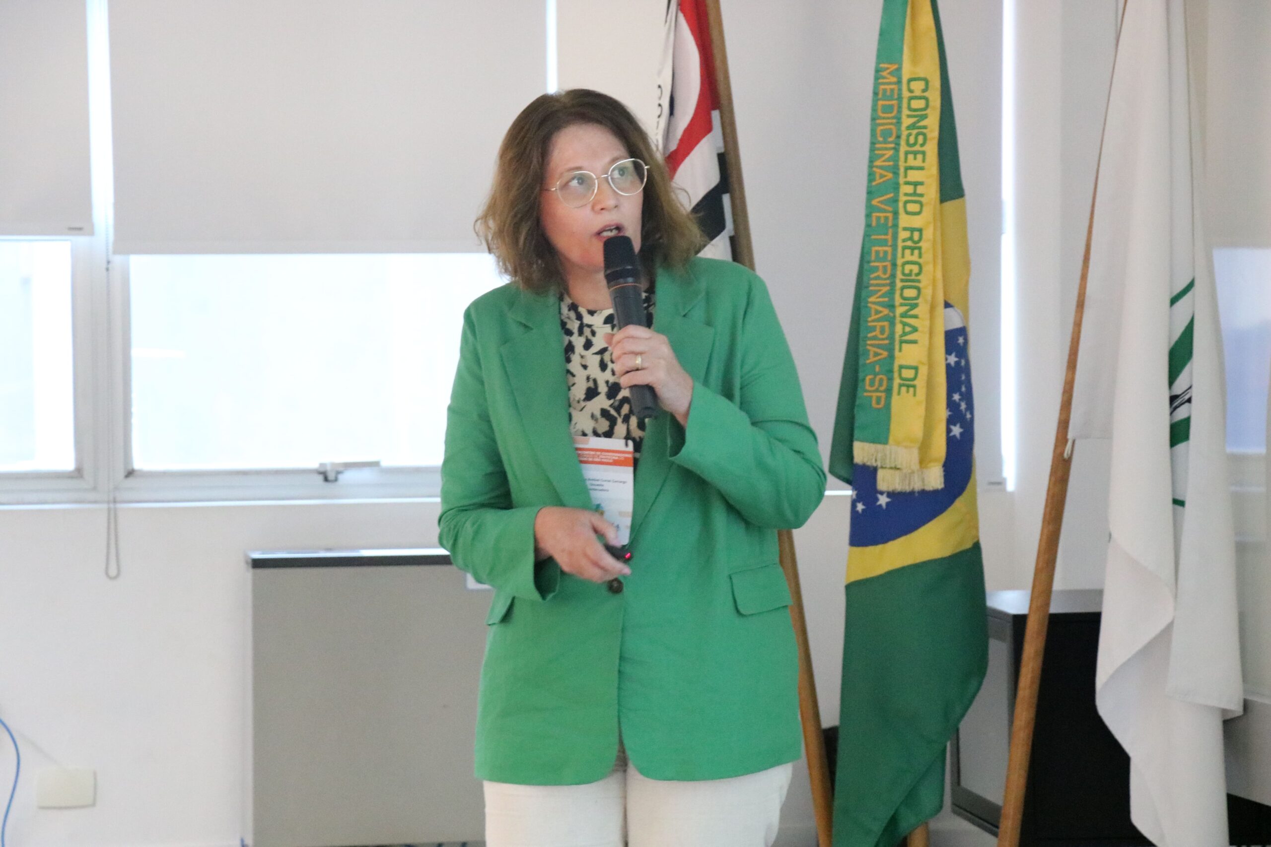 Imagem mostra a conselheira suplente do CRMV-SP e coordenadora da Unoeste, Ana Claudia Ambiel Camargo.