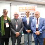 Imagem mostra, da esquerda para a direita: a integrante da Comissão Técnica e de Ensino da Zootecnia, que também faz parte das comissões nacionais de Educação da Zootecnia (CNEZ) e de Residência em Medicina Veterinária (CNRMV) do Conselho Federal de Medicina Veterinária (CFMV); o presidente do CRMV-SP, Odemilson Donizete Mossero; o presidente do CRMV-PR, Rodrigo Távora Mira; e o vice-presidente do CRMV-SP, Fábio Manhoso.