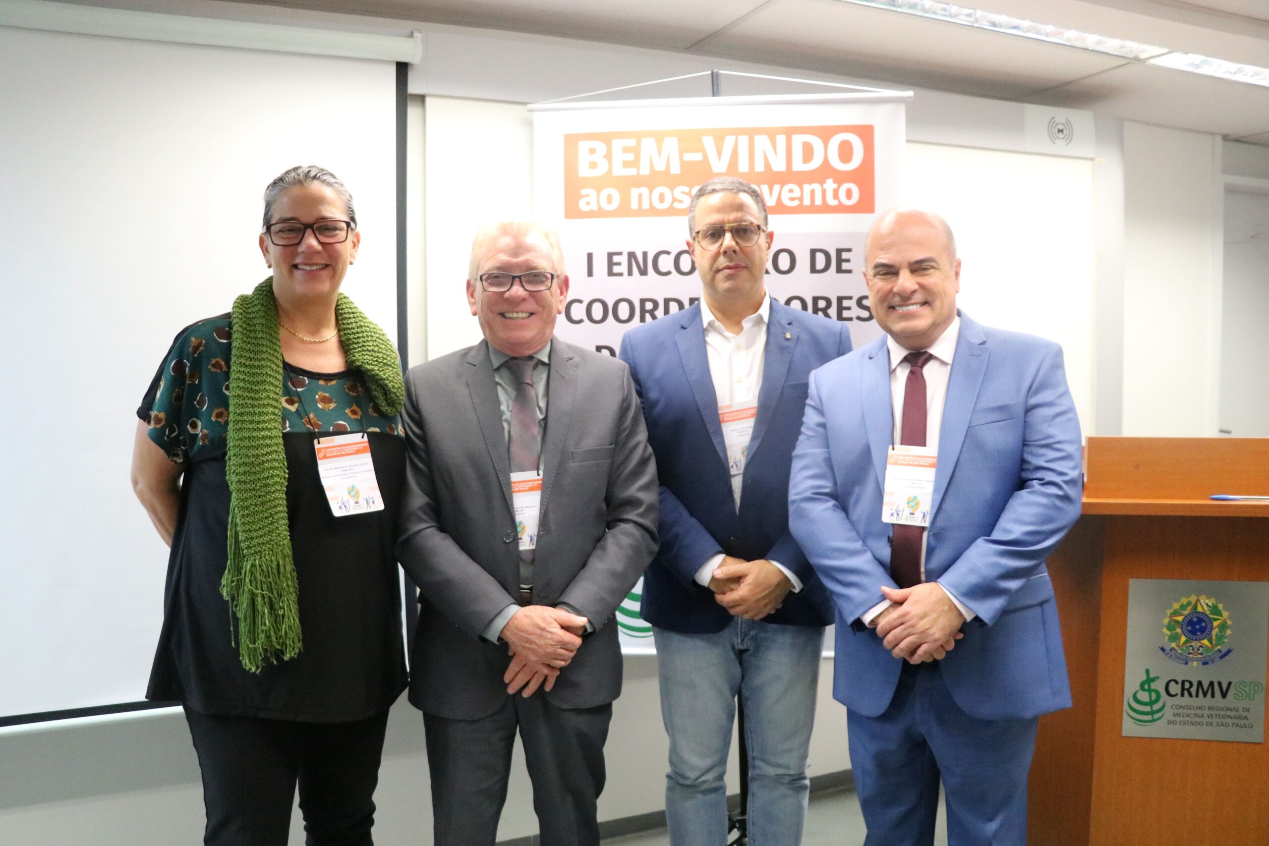 Imagem mostra, da esquerda para a direita: a integrante da Comissão Técnica e de Ensino da Zootecnia, que também faz parte das comissões nacionais de Educação da Zootecnia (CNEZ) e de Residência em Medicina Veterinária (CNRMV) do Conselho Federal de Medicina Veterinária (CFMV); o presidente do CRMV-SP, Odemilson Donizete Mossero; o presidente do CRMV-PR, Rodrigo Távora Mira; e o vice-presidente do CRMV-SP, Fábio Manhoso.