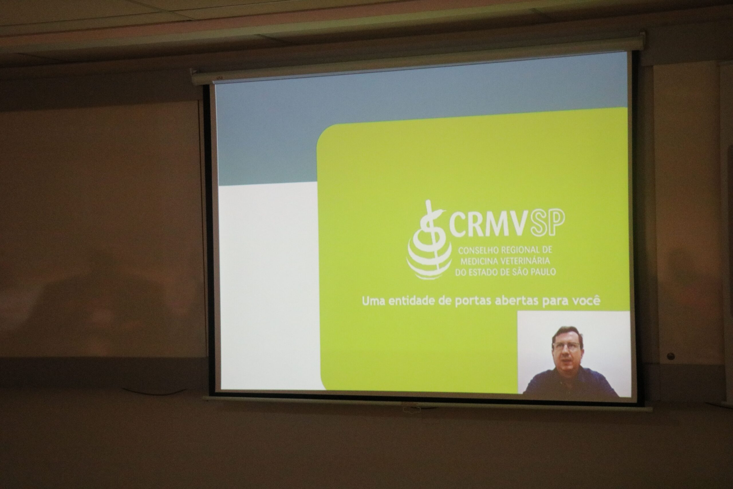 Imagem mostra o membro da Comissão Técnica de Zootecnia e Ensino do CRMV-SP, professor universitário e diretor das faculdades Sebrae no estado de São Paulo, Paulo Marcelo Tavares Ribeiro.