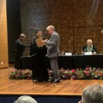 O presidente do CRMV-SP está segurando um papel junto com a presidente da Apamvet.