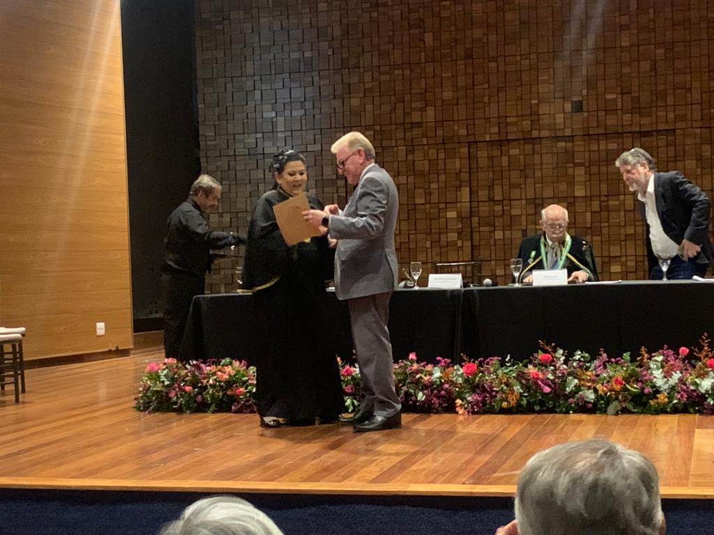 O presidente do CRMV-SP está segurando um papel junto com a presidente da Apamvet.