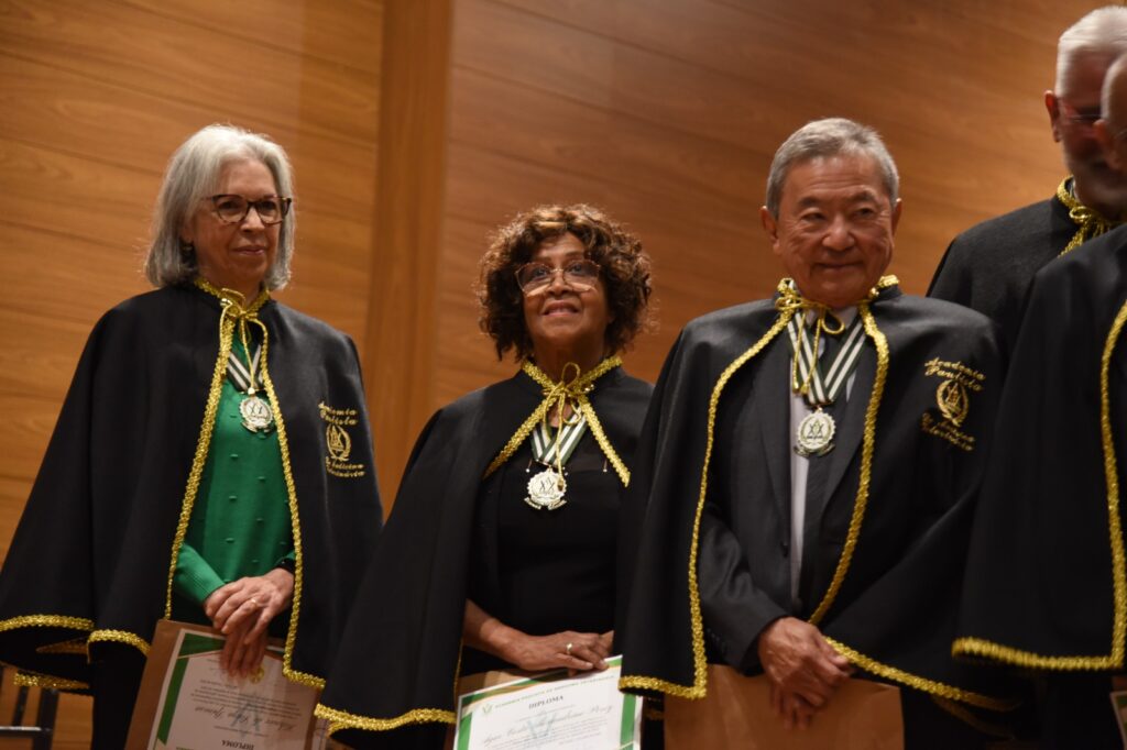 Da esquerda para a direita: Helenice de Souza Spinosa, membro da Comissão de Educação; Agar Costa Alexandrino de Perez, presidente da Comissão de Aquicultura; e Masao Iwasaki, membro da Comissão de Política Públicas do Regional.