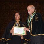 Agar Costa Alexandrino de Perez, presidente da Comissão de Aquicultura do CRMV-SP e Sebastião Costa Guedes, vice-presidente da Apamvet estão em pé, ela entrega a ela o diploma.