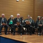 Os novos membros da Apamvet estão sentados no palco.