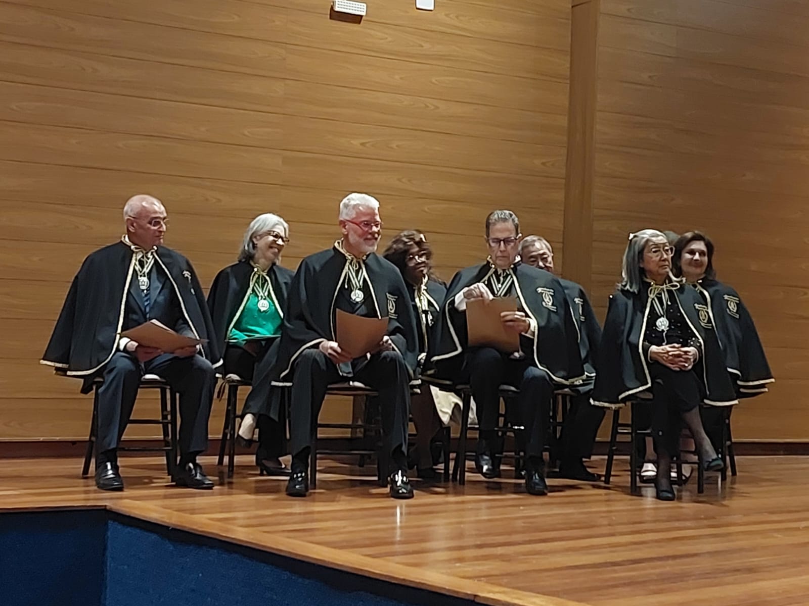 Os novos membros da Apamvet estão sentados no palco.