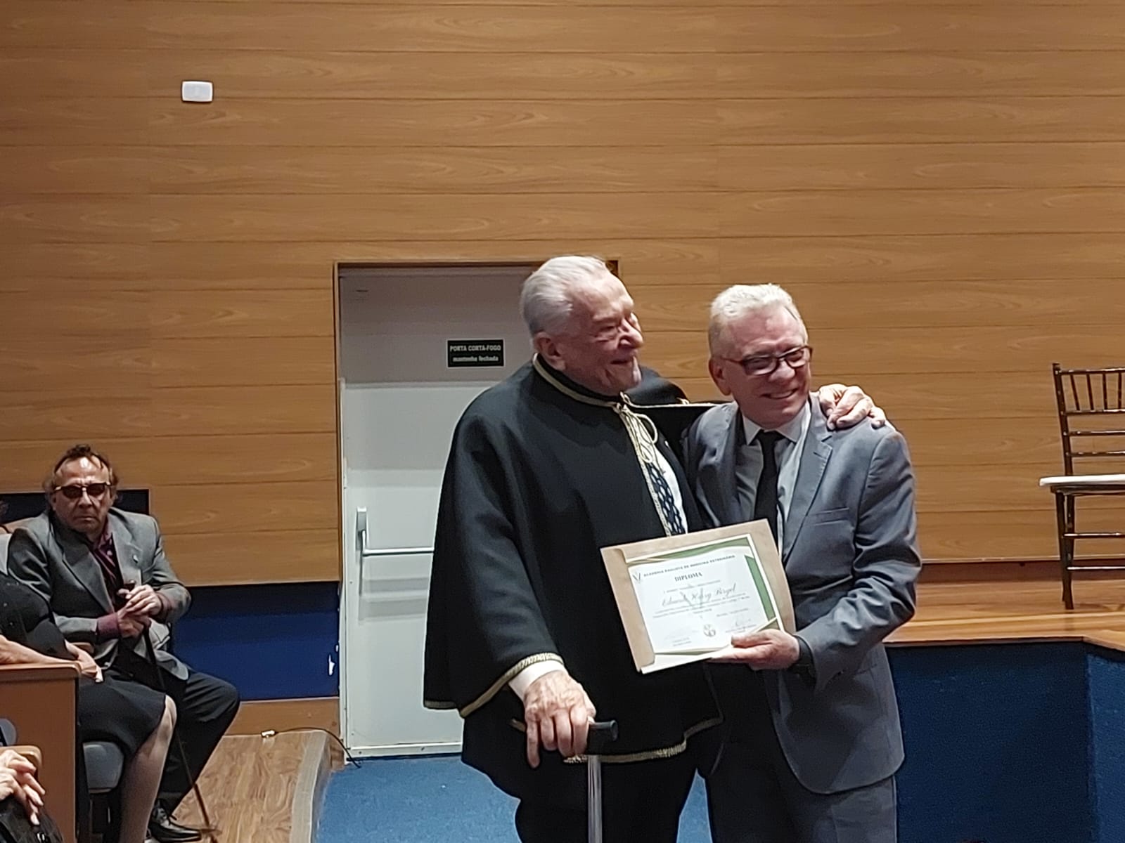 O presidente do CRMV-SP, Odemilson Donizete Mossero, está ao lado do ex-presidente da Apamvet, Eduardo Harry Birgel.