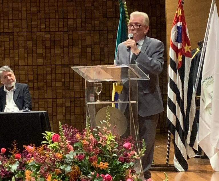 O presidente do CRMV-SP, Odemilson Donizete Mossero, está em pé no púlpito discursando.