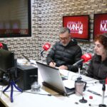 O presidente do CRMV-SP, Odemilson Donizete Mossero, está ao lado dos radialistas da Jovem Pan Sorocaba, em estúdio, sentado, gravando.