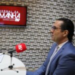 Na foto, o conselheiro do CRMV-SP Felipe Consentini., está falando ao microfone, em estúdio da rádio Jovem Pan Sorocaba.