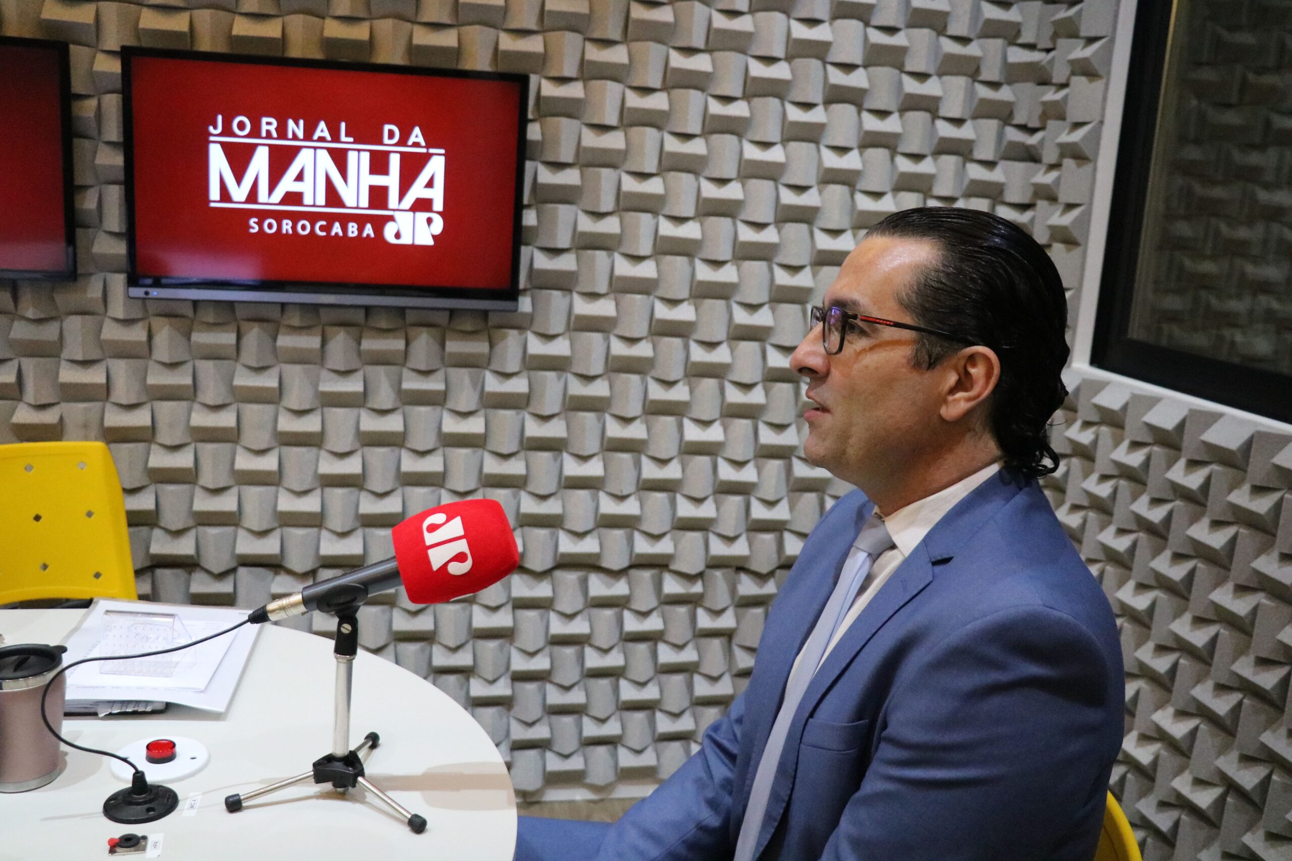 Na foto, o conselheiro do CRMV-SP Felipe Consentini., está falando ao microfone, em estúdio da rádio Jovem Pan Sorocaba.