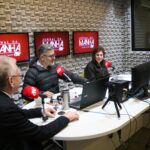 O presidente do CRMV-SP, Odemilson Donizete Mossero, está em estúdio gravando para a Rádio Joven Pan de Sorocaba. Ele está sentado ao lado dos radialistas da rádio.