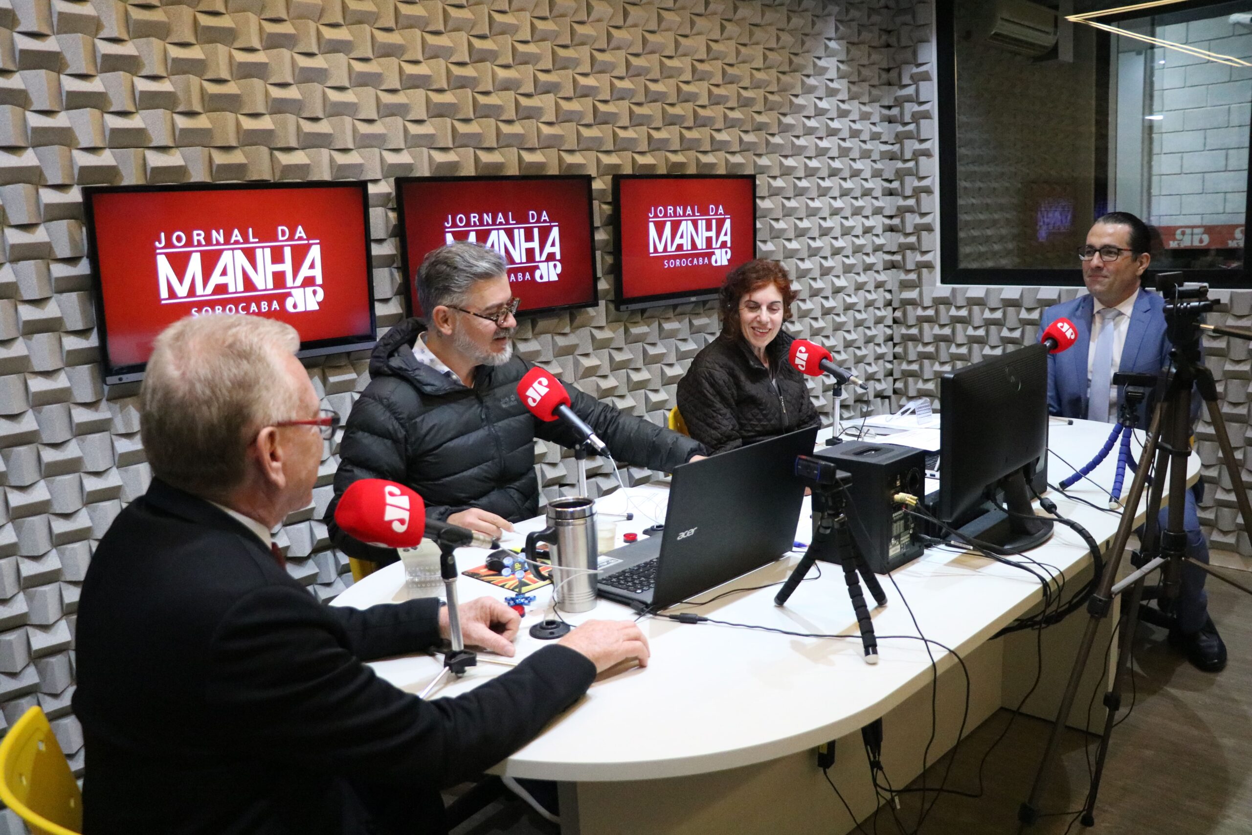 O presidente do CRMV-SP, Odemilson Donizete Mossero, está em estúdio gravando para a Rádio Joven Pan de Sorocaba. Ele está sentado ao lado dos radialistas da rádio.