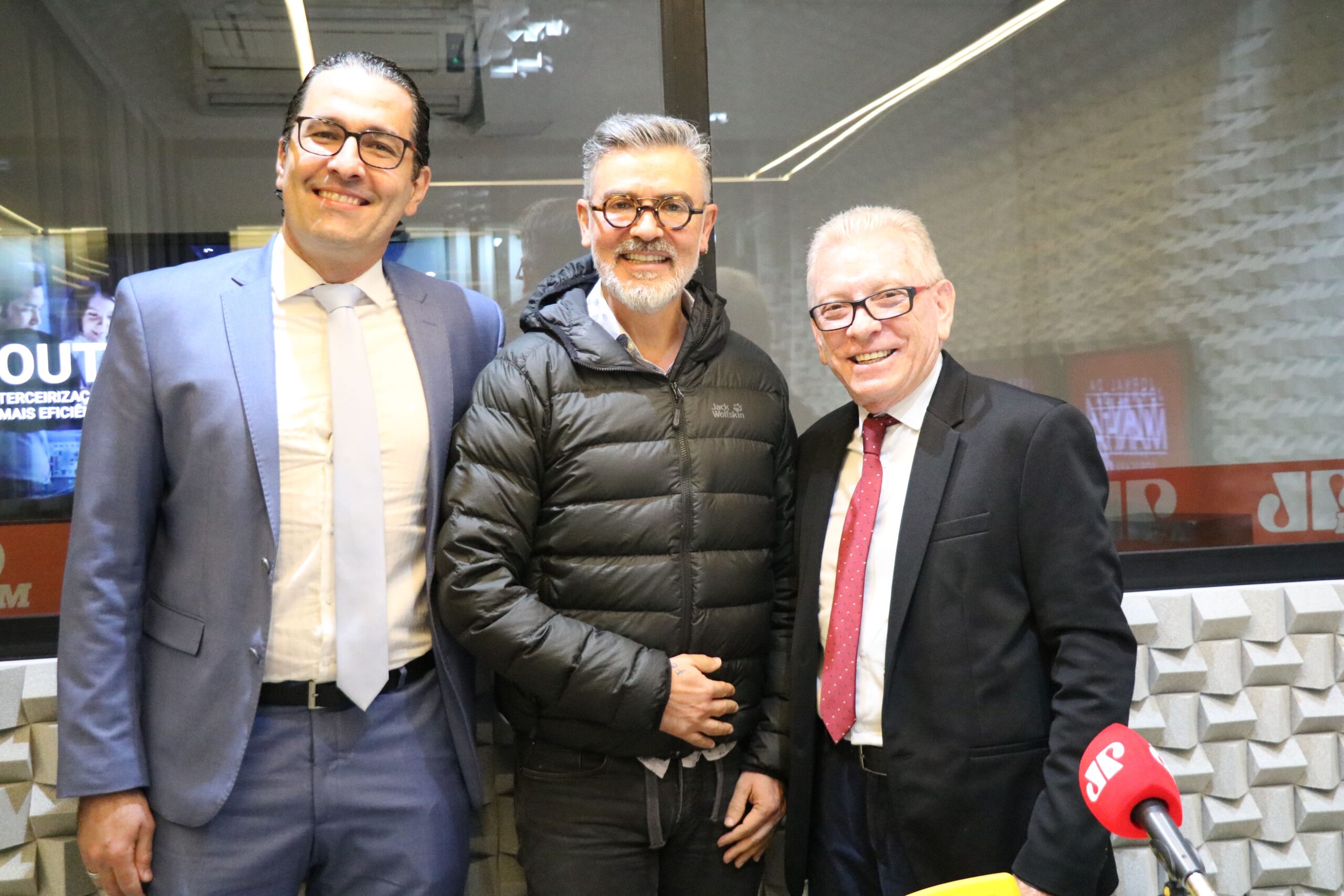 Na foto estão, da esquerda para a direita, o conselheiro, Felipe Consentini, o apresentador e diretor da Jovem Pan Sorocaba, Kiko Pagliato, e o presidente do CRMV-SP, Odemilson Donizete Mossero.