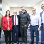 Na foto estão, da esquerda para direita, o representante regional, Renato Murta, a tesoureira, Rosemary Viola Bosch, o presidente do CRMV-SP, Odemilson Donizete Mossero, o apresentador Kiko Pagliato, o ex-secretário, Antonio Prieto Neto, e o conselheiro, Felipe Consentini.