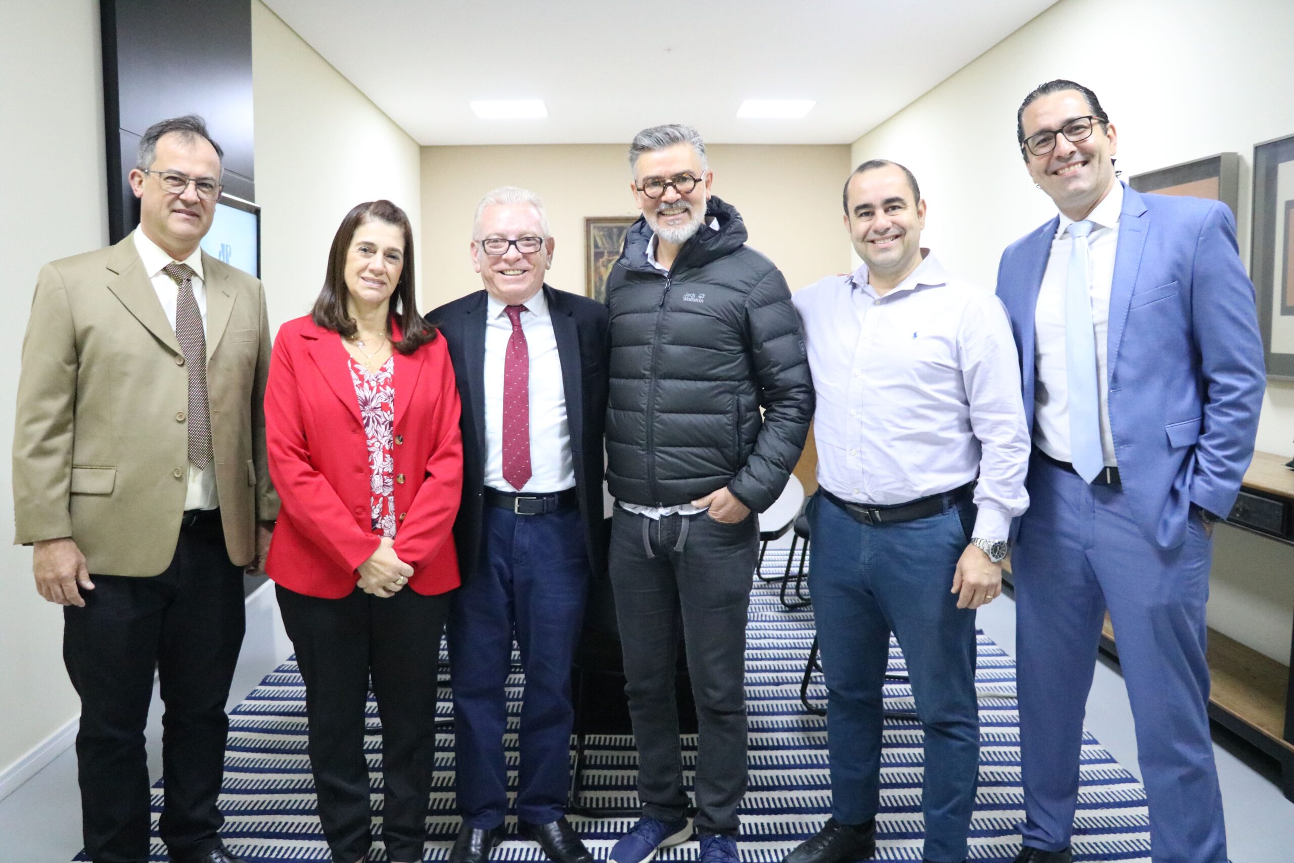 Na foto estão, da esquerda para direita, o representante regional, Renato Murta, a tesoureira, Rosemary Viola Bosch, o presidente do CRMV-SP, Odemilson Donizete Mossero, o apresentador Kiko Pagliato, o ex-secretário, Antonio Prieto Neto, e o conselheiro, Felipe Consentini.