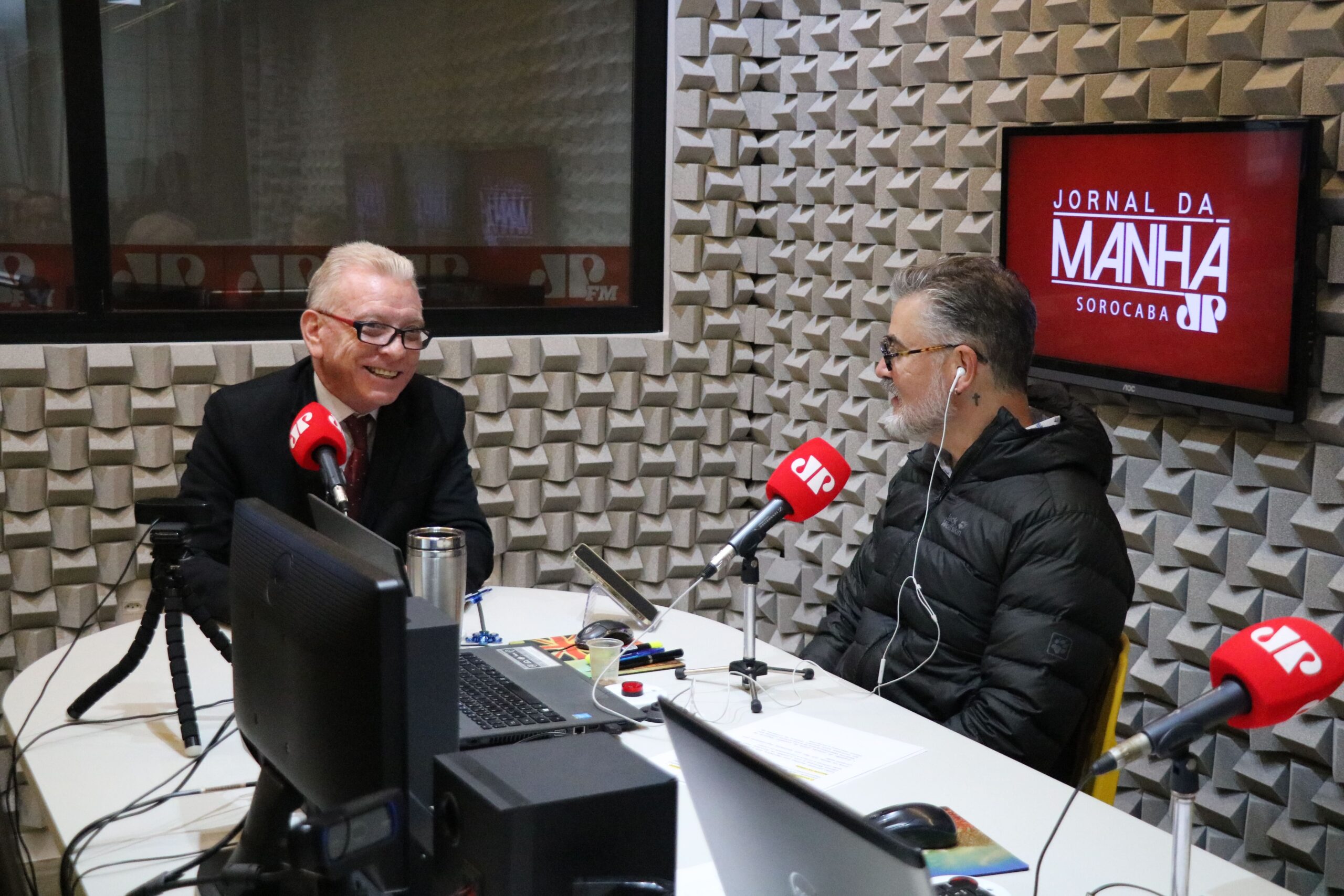 O presidente do CRMV-SP está ao lado do radialista da Jovem Pan Sorocaba.
