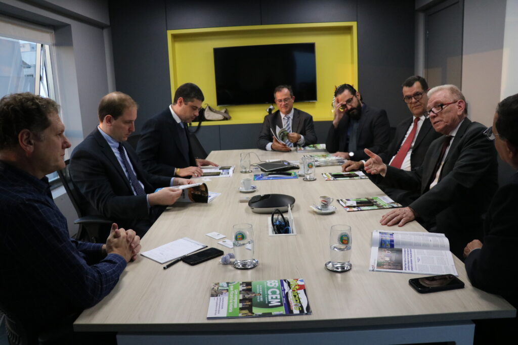 Na imagem, os membros do CRMV-SP estão sentados em uma mesa retangular, junto com o presidente da APM.
