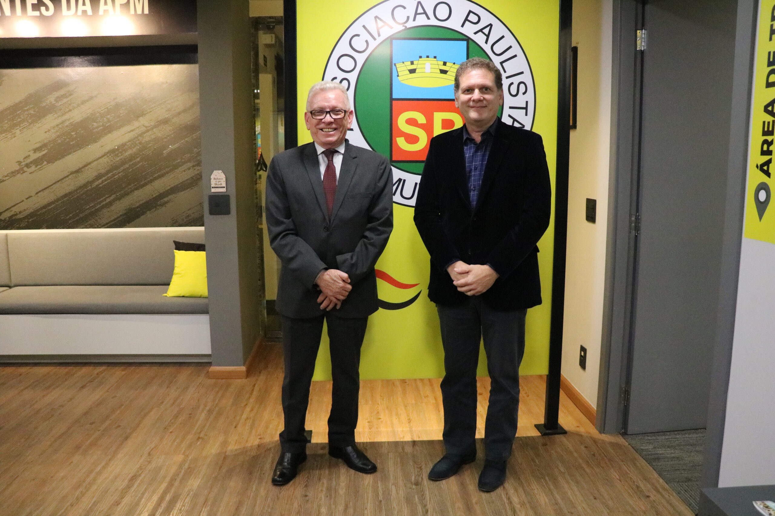 Na foto, da esquerda para a direita, estão o presidente do CRMV-SP, Odemilson Donizete Mossero, e o presidente da APM, Fred Guidoni.
