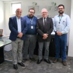 Estão de pé e posam para a foto o presidente do CRMV-SP, Odemilson Donizete Mossero, o vice-presidente da autarquia, Fábio Manhoso, o membro da Comissão de Equideocultura, Affonso dos Santos Marcos, e o coordenador da CATI, Francisco Rodrigo Martins.