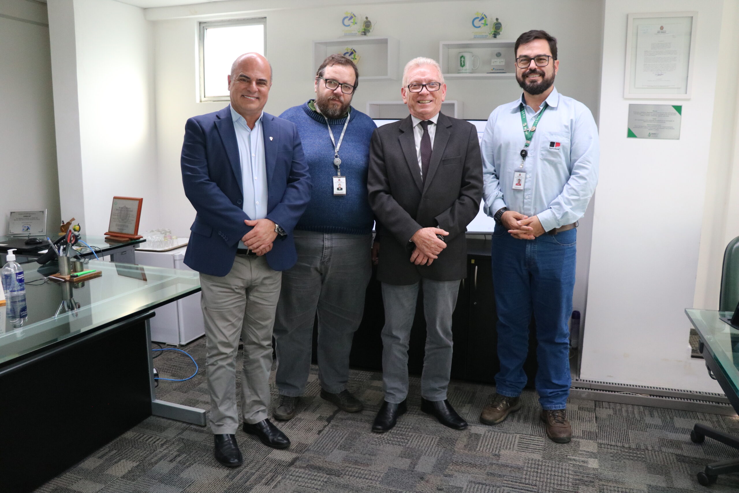 Estão de pé e posam para a foto o presidente do CRMV-SP, Odemilson Donizete Mossero, o vice-presidente da autarquia, Fábio Manhoso, o membro da Comissão de Equideocultura, Affonso dos Santos Marcos, e o coordenador da CATI, Francisco Rodrigo Martins.