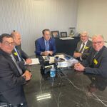 Membros do CRMV-SP/CRMV estão sentados junto com o deputado.